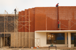 Pemasangan bata trapesium pada sebuah fasad restoran