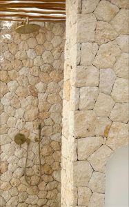 limestone cream pada sebuah kamar mandi